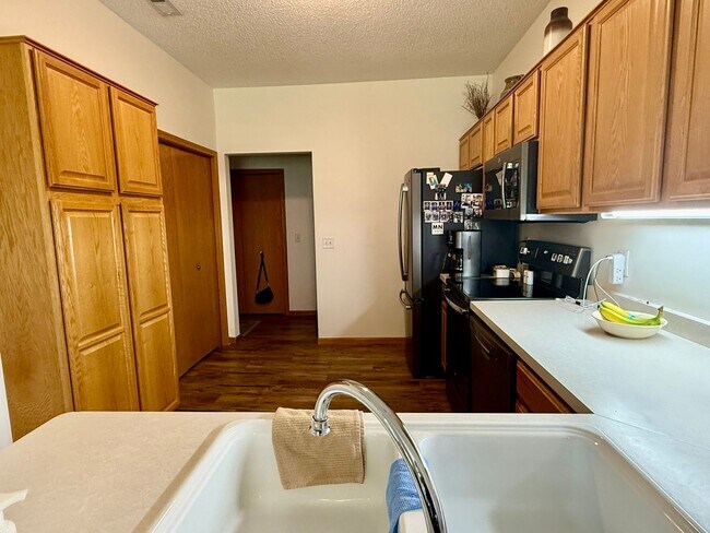 Building Photo - Lovely 3BR/3BA Otsego End Unit Townhome Available June!
