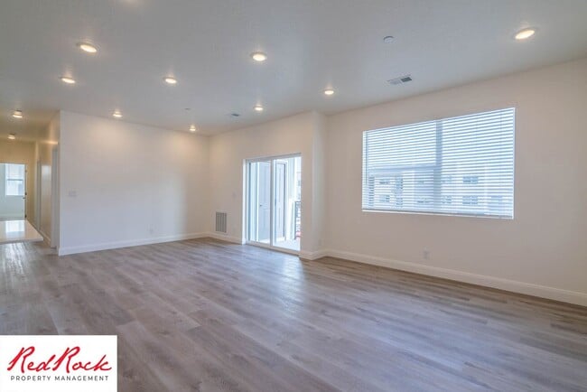 Building Photo - Spacious 3 Bedroom Unit in Desert Color Wi...