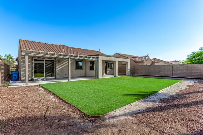 Building Photo - Anthem Highlands home with energy saving u...