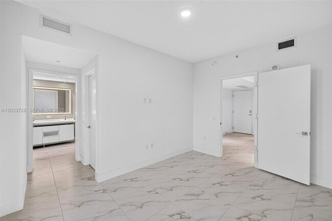 Building Photo - 2000 Metropica Wy