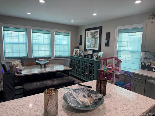 Building Photo - 614 Monroe Blvd