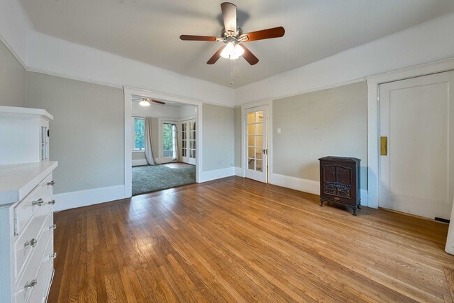 Building Photo - Charming Midtown 1-Bedroom Apartment with ...