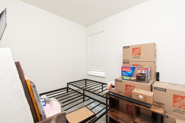 Building Photo - 624 Pacific Crest Trl