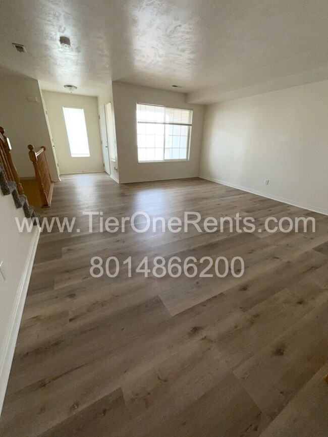 Building Photo - Move-in special: $500 off First months rent