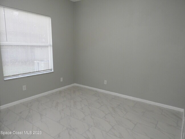 Building Photo - 1038 Locust Ave NW