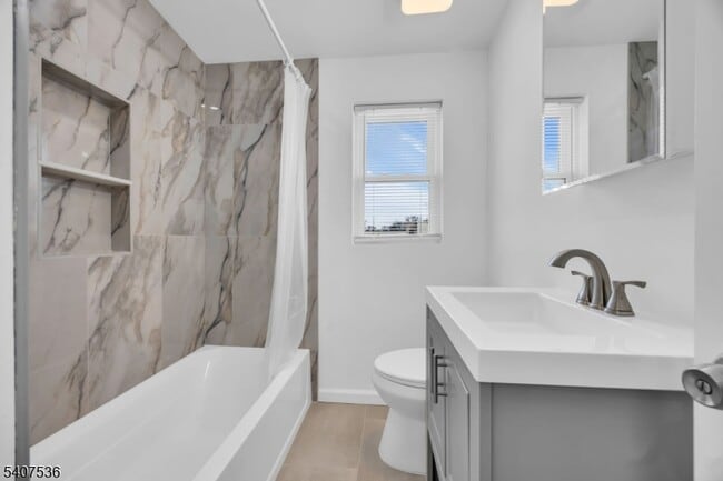 Building Photo - 724 E Scott Ave