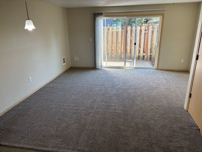 Building Photo - HALF  OFF  1ST  FULL  MONTH'S  RENT   Pet-friendly Townhouse Near Parks and Downtown Newberg   Sh...