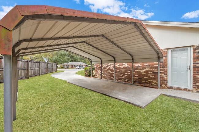 Building Photo - High End Finishes in a Quiet Residential N...