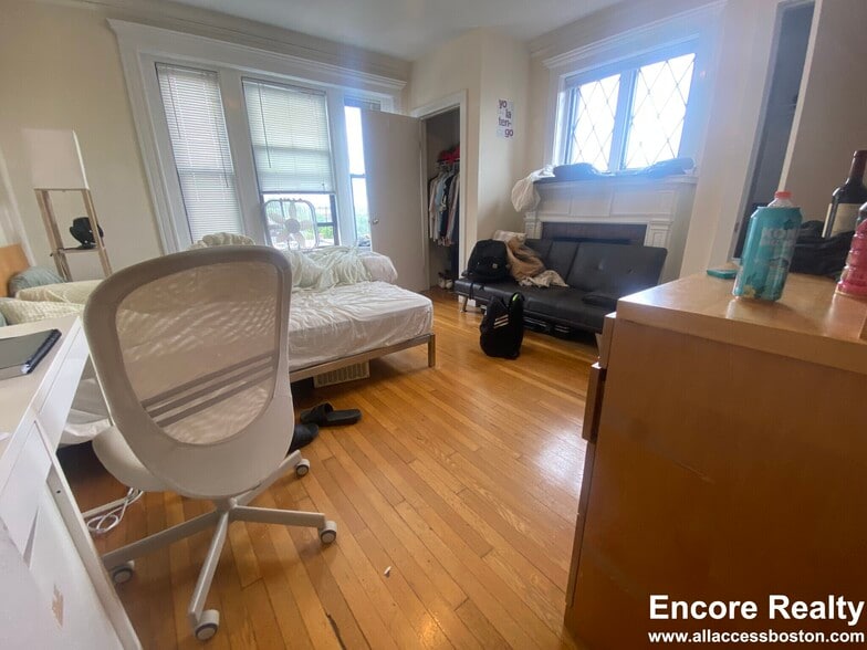 Building Photo - 448 Park Dr