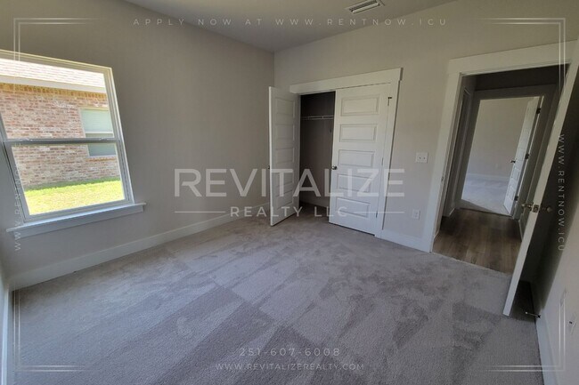 Building Photo - Modern 4BR/3BA Home Near Gulf Shores