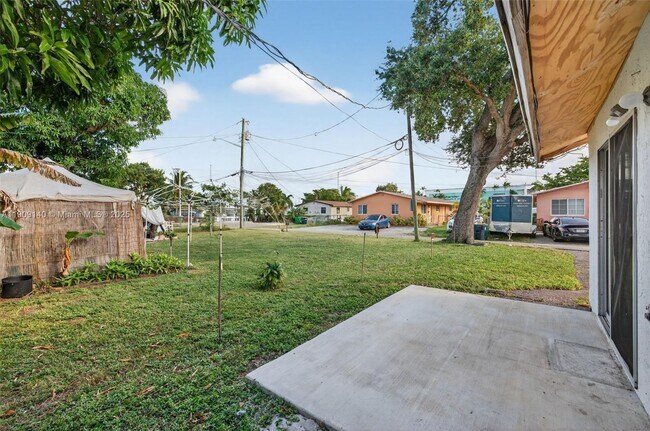 Building Photo - $2,700MONTHLY;339 SW 15TH ST #1-2 DANIA BEACH, FL 33004