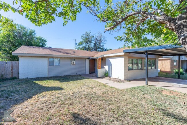 Building Photo - 3 bed, 1.5 bath, XL living room, XL garage...