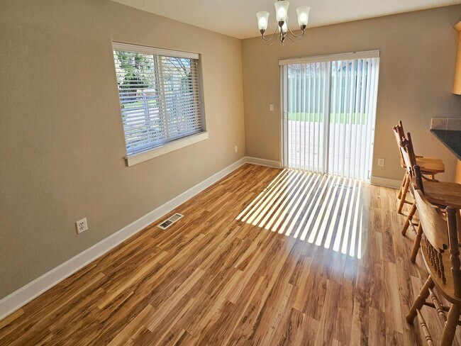 Building Photo - 917 N Cascade Dr