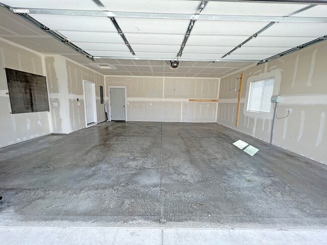 Building Photo - Well Kept Single Family Detached Home with...