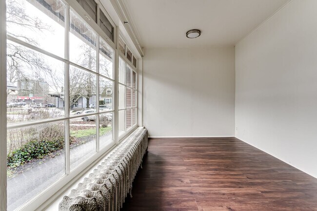 Building Photo - 4 Bedroom Ground Floor Apartment in Westside Neighborhood