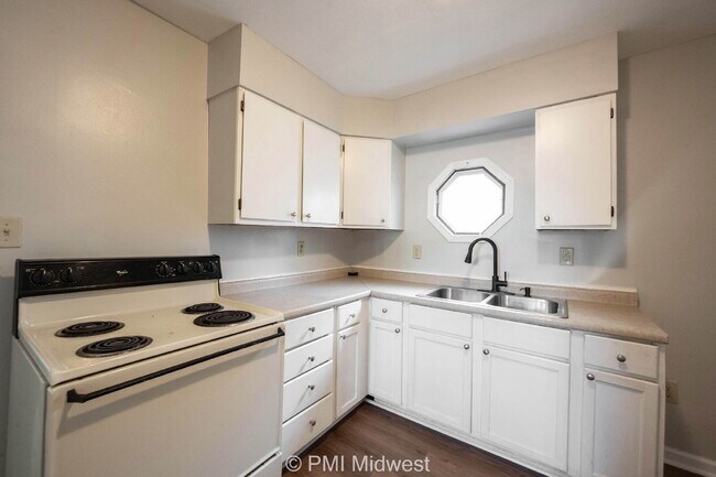 Building Photo - 3026 S Rybolt Ave