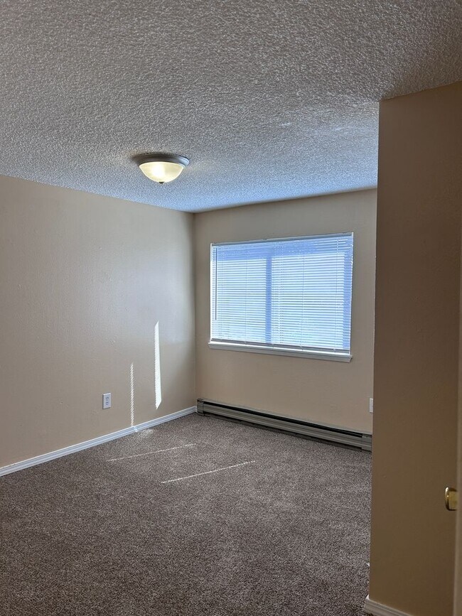 Building Photo - 2101 W Mallon Ave