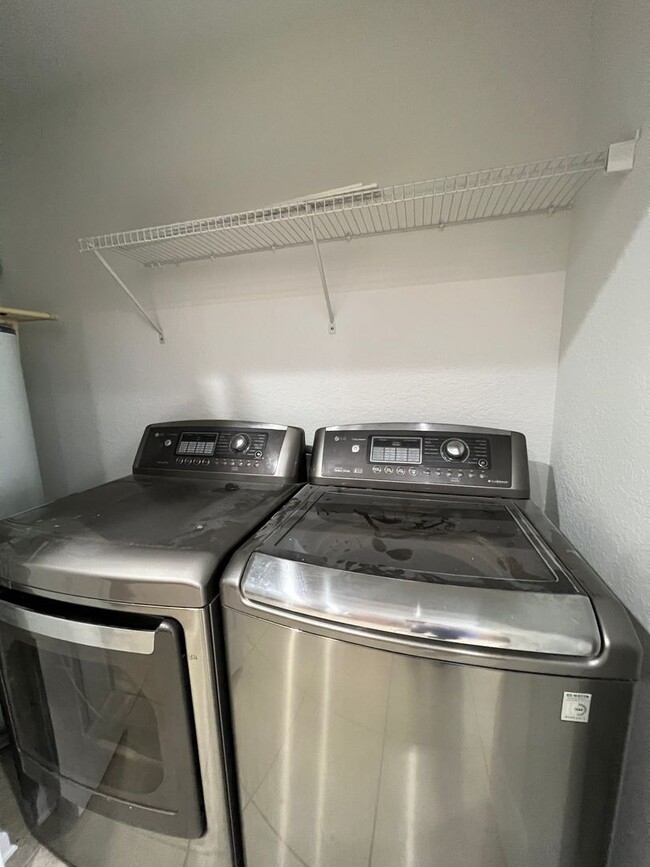 Building Photo - Beautiful 3 Bed 2 Bath with a Den Gated Co...