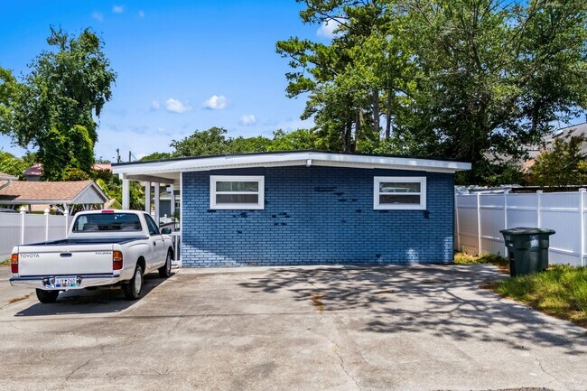 Building Photo - Turner Street Tri-Plex