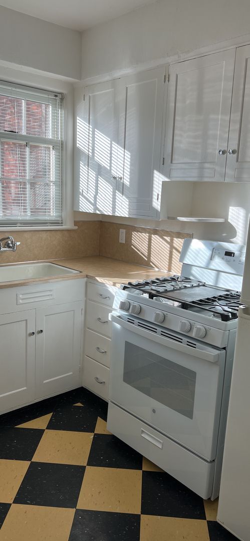 Building Photo - Be a Star in our Vintage 1 Bedroom Hollywood Apartment