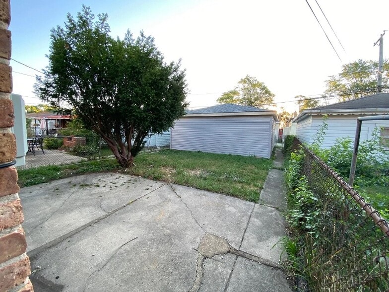 Building Photo - 9645 S Lowe Ave