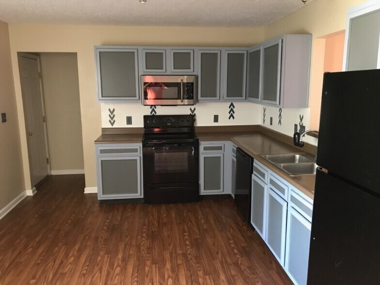 Building Photo - 205 Fox Run Rd