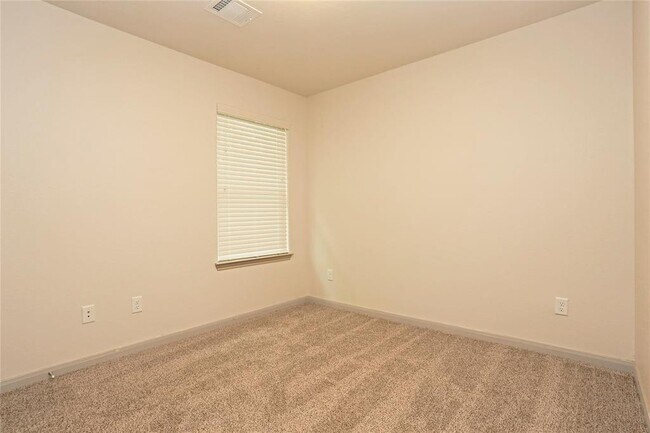 Building Photo - 897 E Semands St