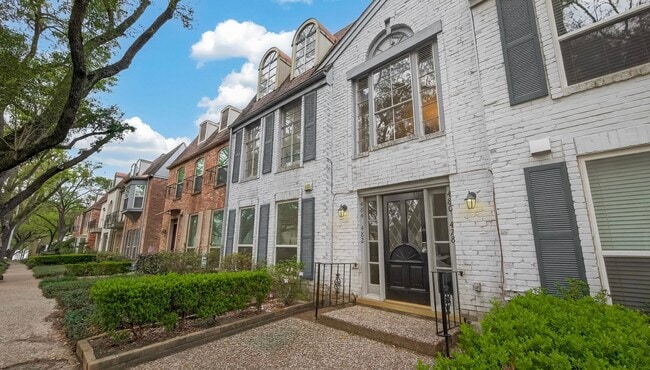 Building Photo - 482 N Post Oak Ln