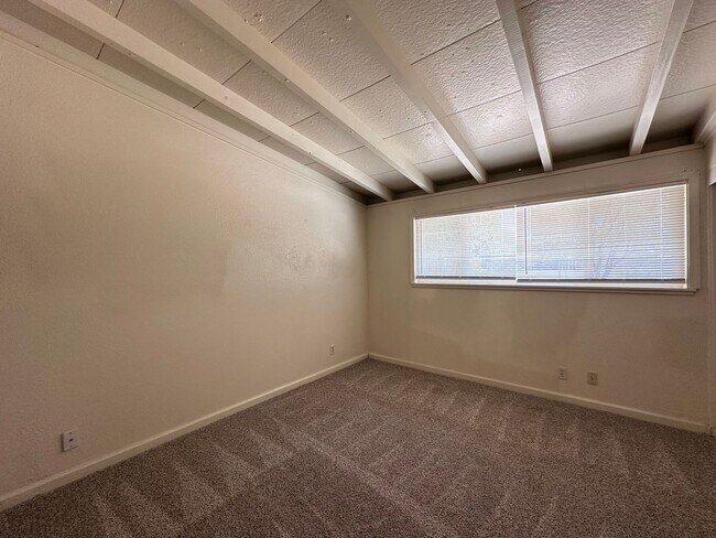 Building Photo - New Flooring Throughout