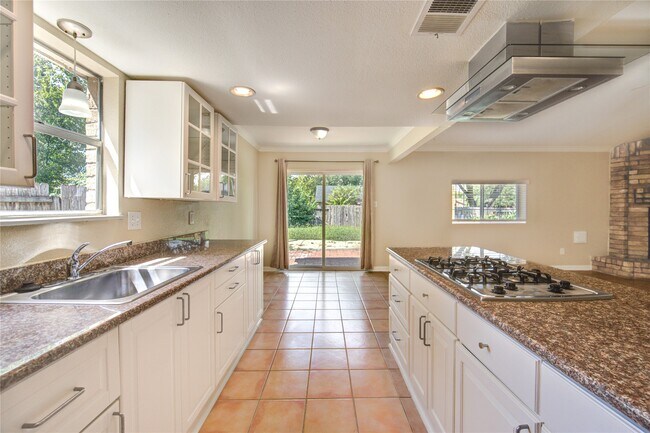 Building Photo - 3702 Royal Manor Dr