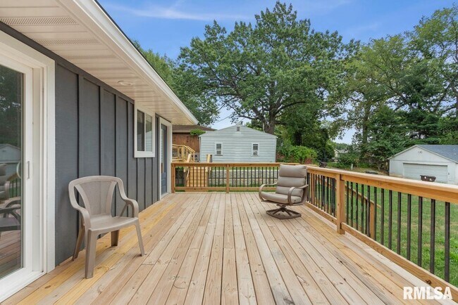 Building Photo - 1900 E Knox St