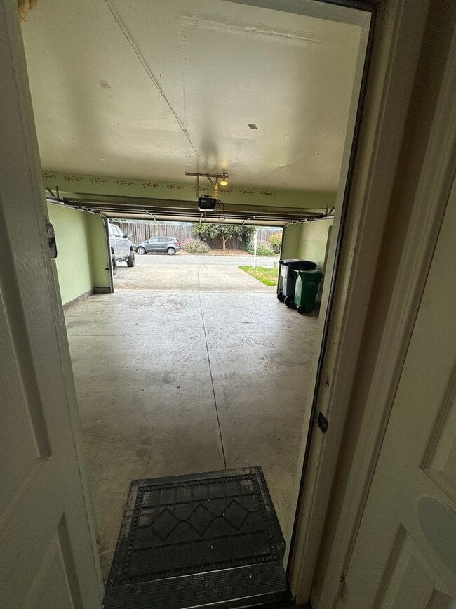 Building Photo - Welcome to your newly remodeled townhome!