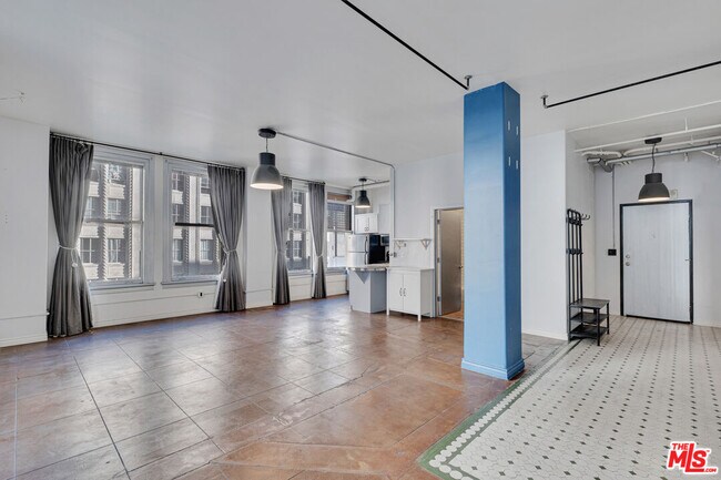 Building Photo - 215 W 7th St
