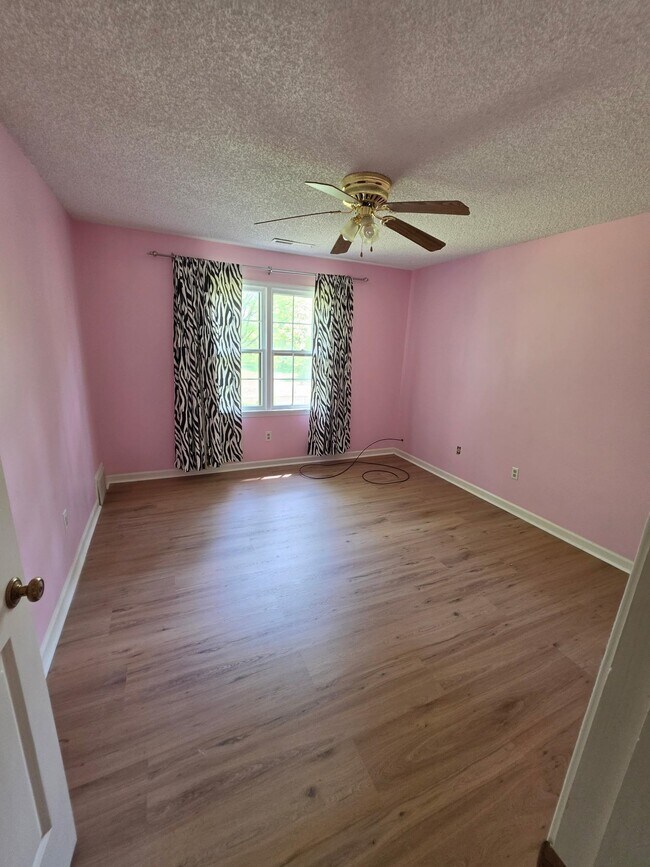 Building Photo - 4580 Shadowlawn Rd