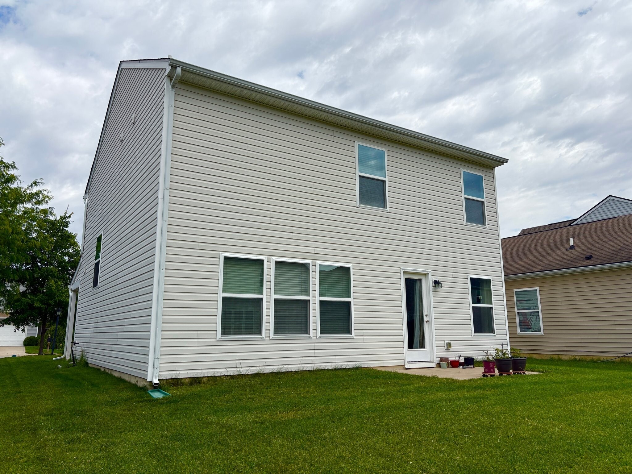 Building Photo - 2467 Middle View Dr