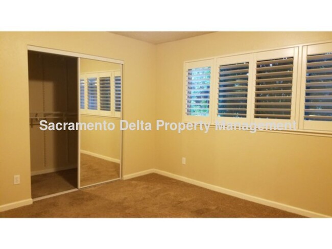 Building Photo - AVAILABLE NOW - CITRUS HEIGHTS 3 BEDROOM 2...