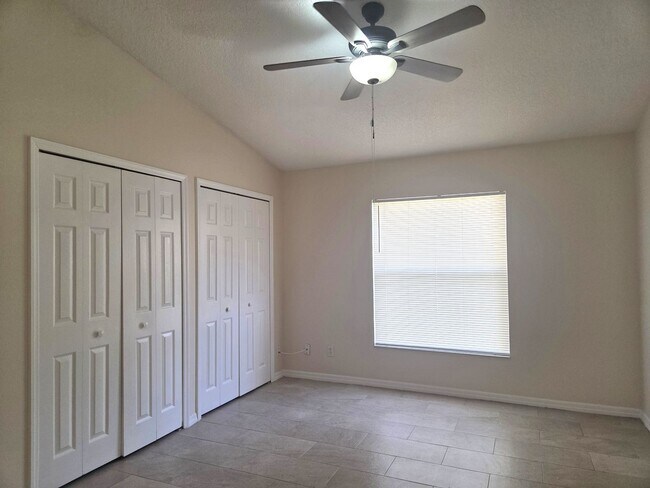Building Photo - 3/2 on Large Lot Available Now