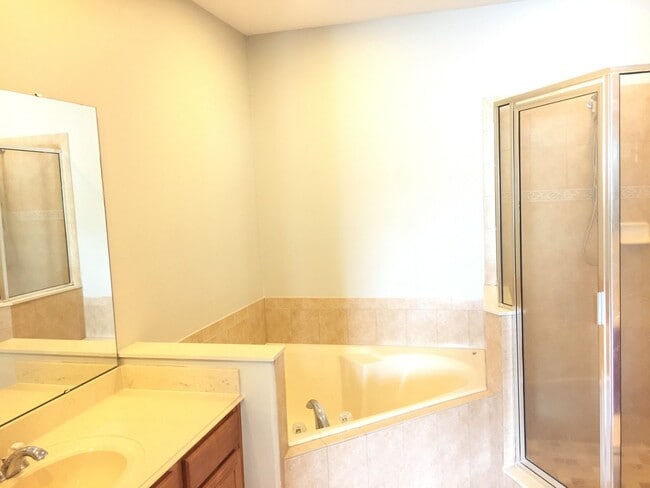 Building Photo - Updated 3 Bedroom Townhome in the Arbor Meadows Gated Community