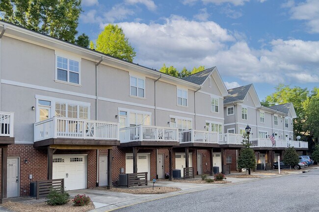 Building Photo - 210 S Cedar St