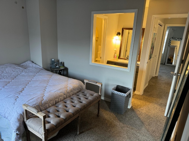 Building Photo - 2700 S Ingram Mill Rd