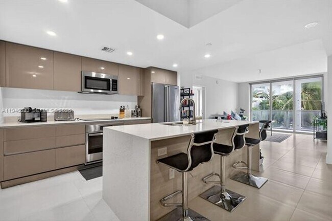 Building Photo - 13800 Highland Dr