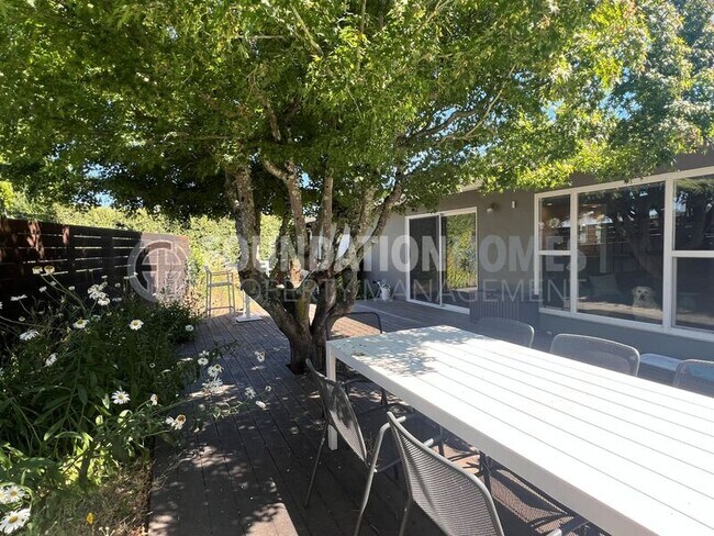 Building Photo - 643 Tanbark Terrace