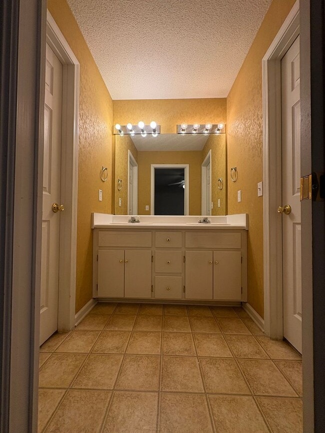 Building Photo - Dunwoody Townhomes!  NEW CARPET!!  PAINT!  NEW WASHER/DRYER