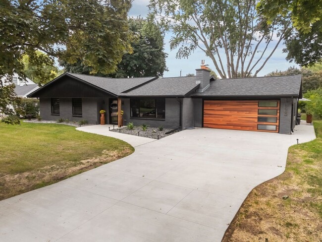 Building Photo - 1095 April Ln