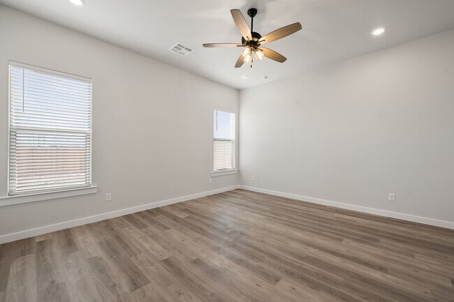 Building Photo - Pre leasing for July: 4-Bedrooms, 2-Bathroom