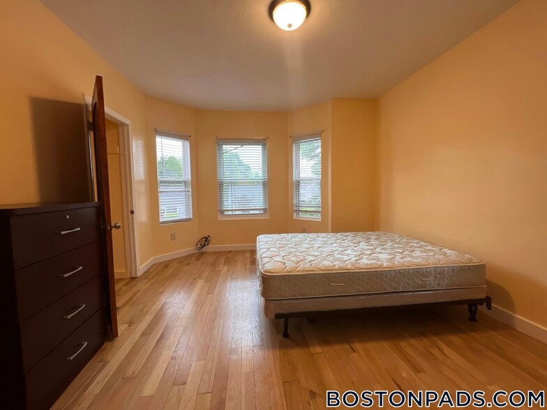 Building Photo - 816 River St