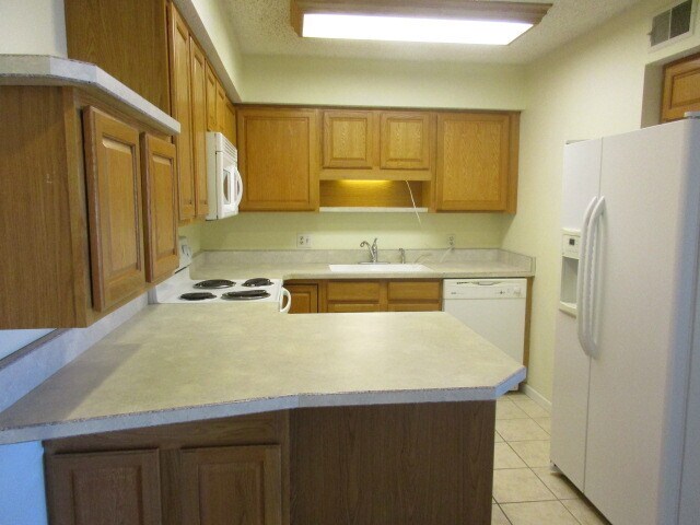 Building Photo - 13950 E Oxford Pl