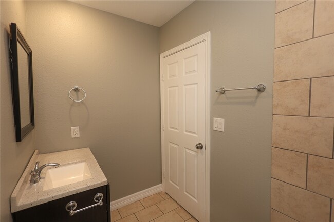 Building Photo - 23091 S Wildwood Dr