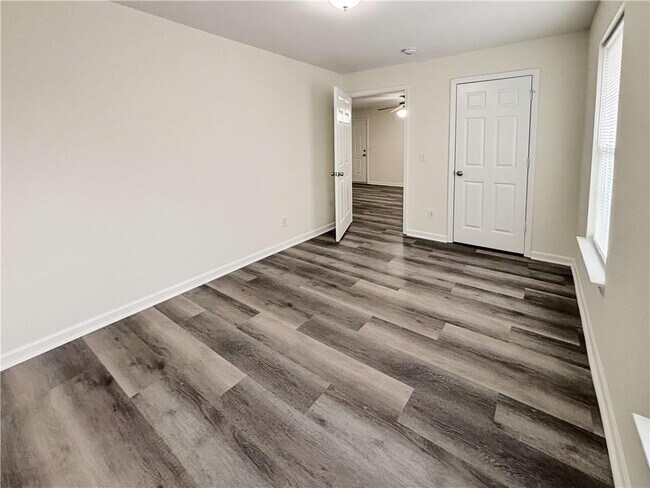 Building Photo - 1400 Stonehaven Cir