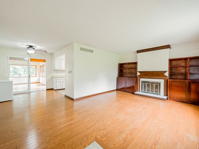 Building Photo - Your Private Retreat Just Minutes from Downtown South Lyon